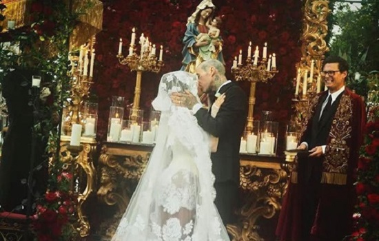 A História de Amor de Kourtney Kardashian e Travis Barker: Do Noivado aos Casamentos