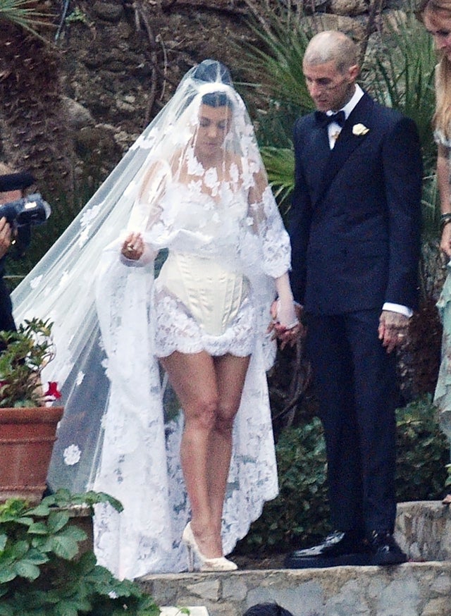 Os Vestidos de Noiva de Kourtney Kardashian: Análise dos Looks D&G em Cada Casamento