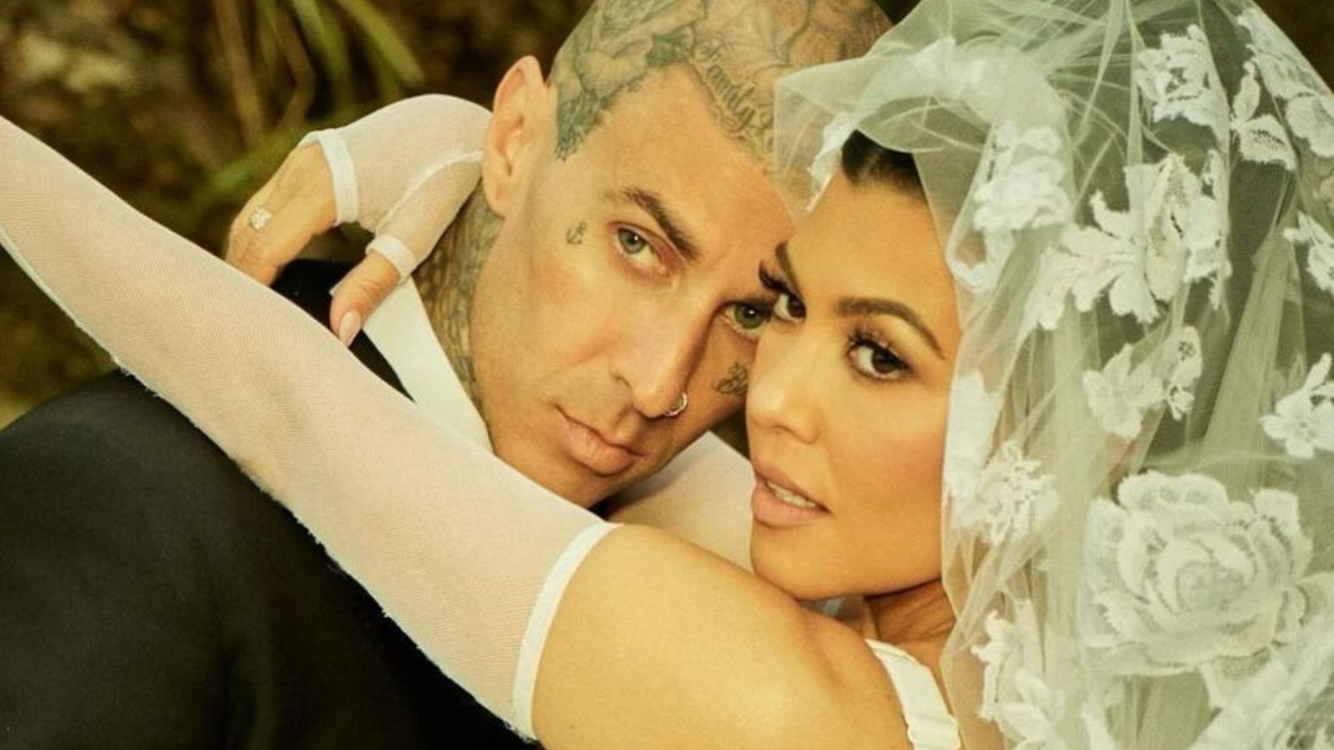 A História de Amor de Kourtney Kardashian e Travis Barker: Do Noivado aos Casamentos