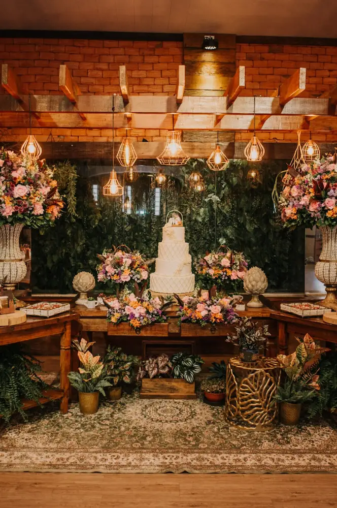 Ideias de iluminação para criar o clima perfeito em seu casamento rústico