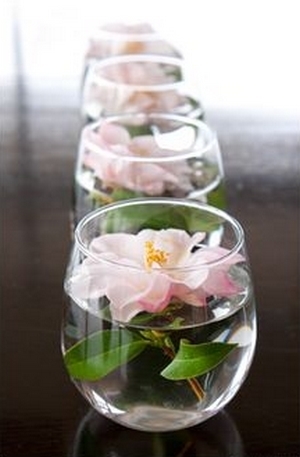 centro de mesa casamento com garrafas decoradas