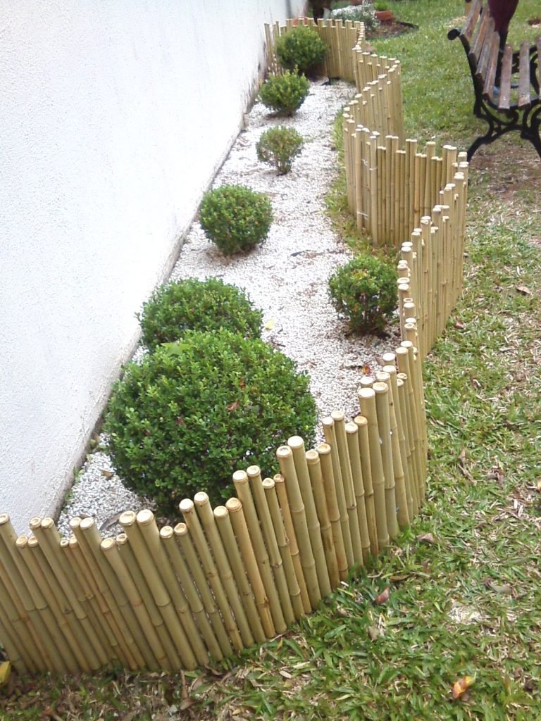 cerca de jardim com estacas