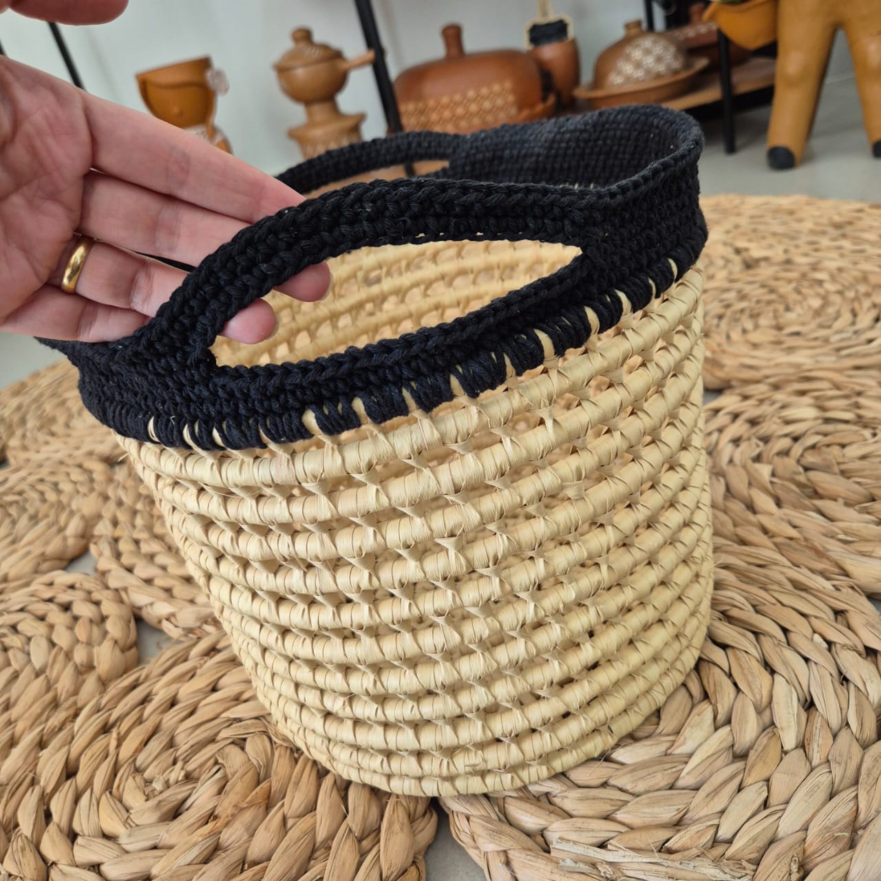 Cesto grande de crochê em fio de malha colorido