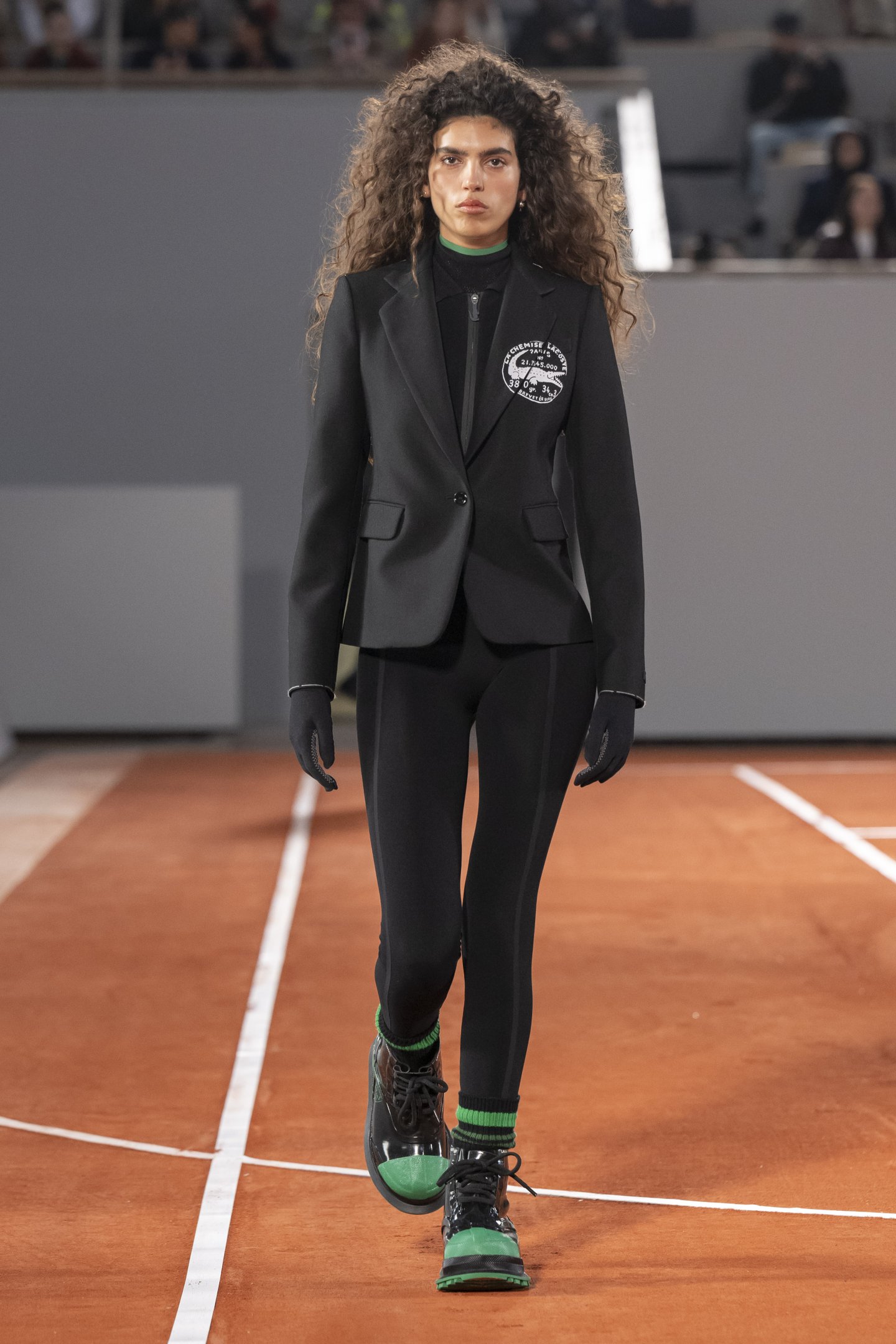 looks com chinelo lacoste