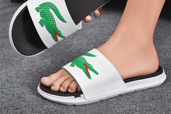chinelo lacoste streetwear