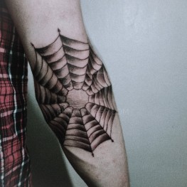 cicatrização tatuagem teia aranha cotovelo