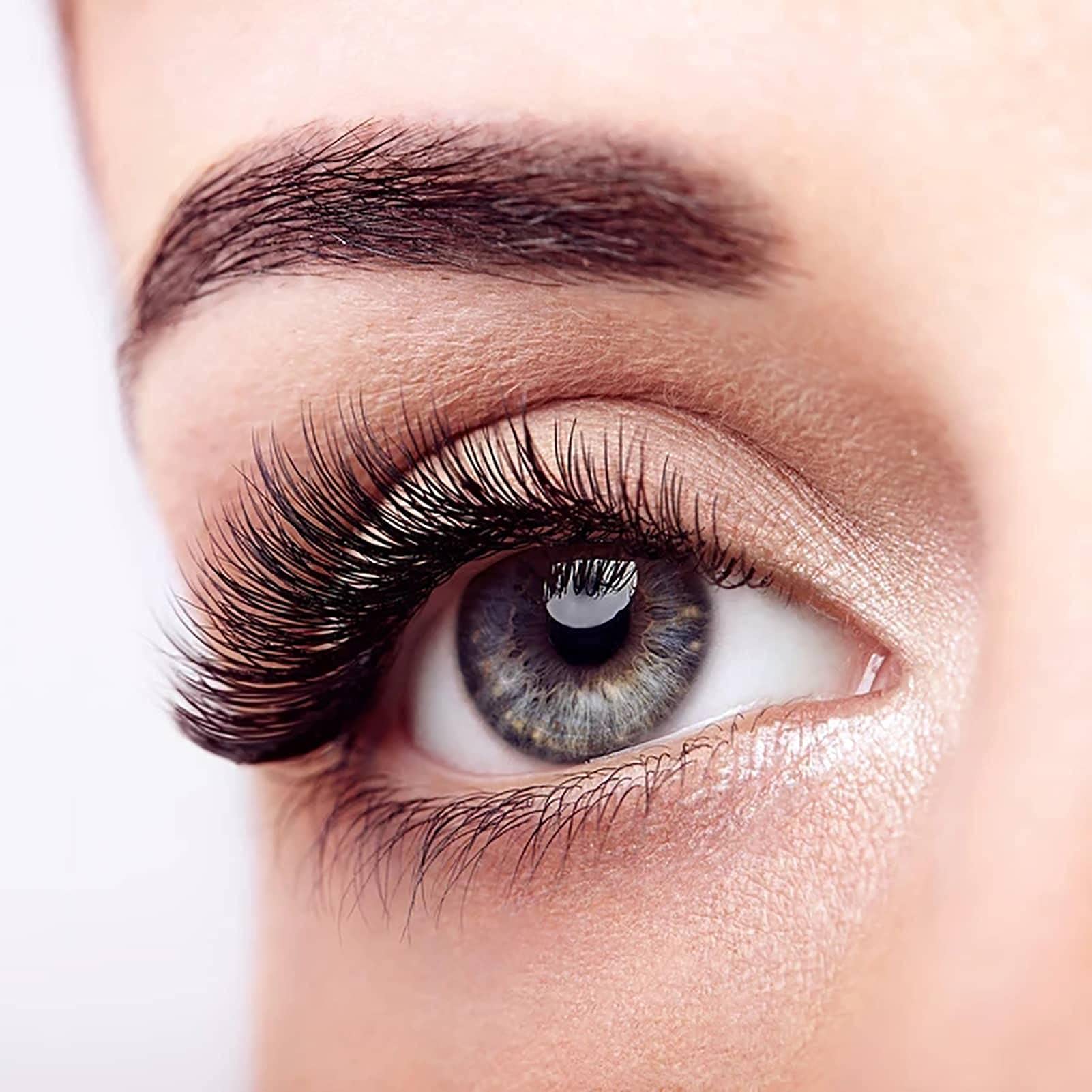 Passo a Passo: Aplicação Perfeita de Cílios Postiços para um Efeito Discreto