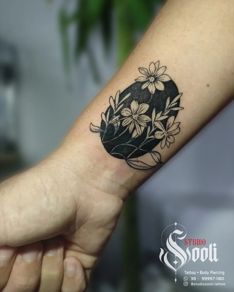 tatuagem floral para cobrir nome no braço