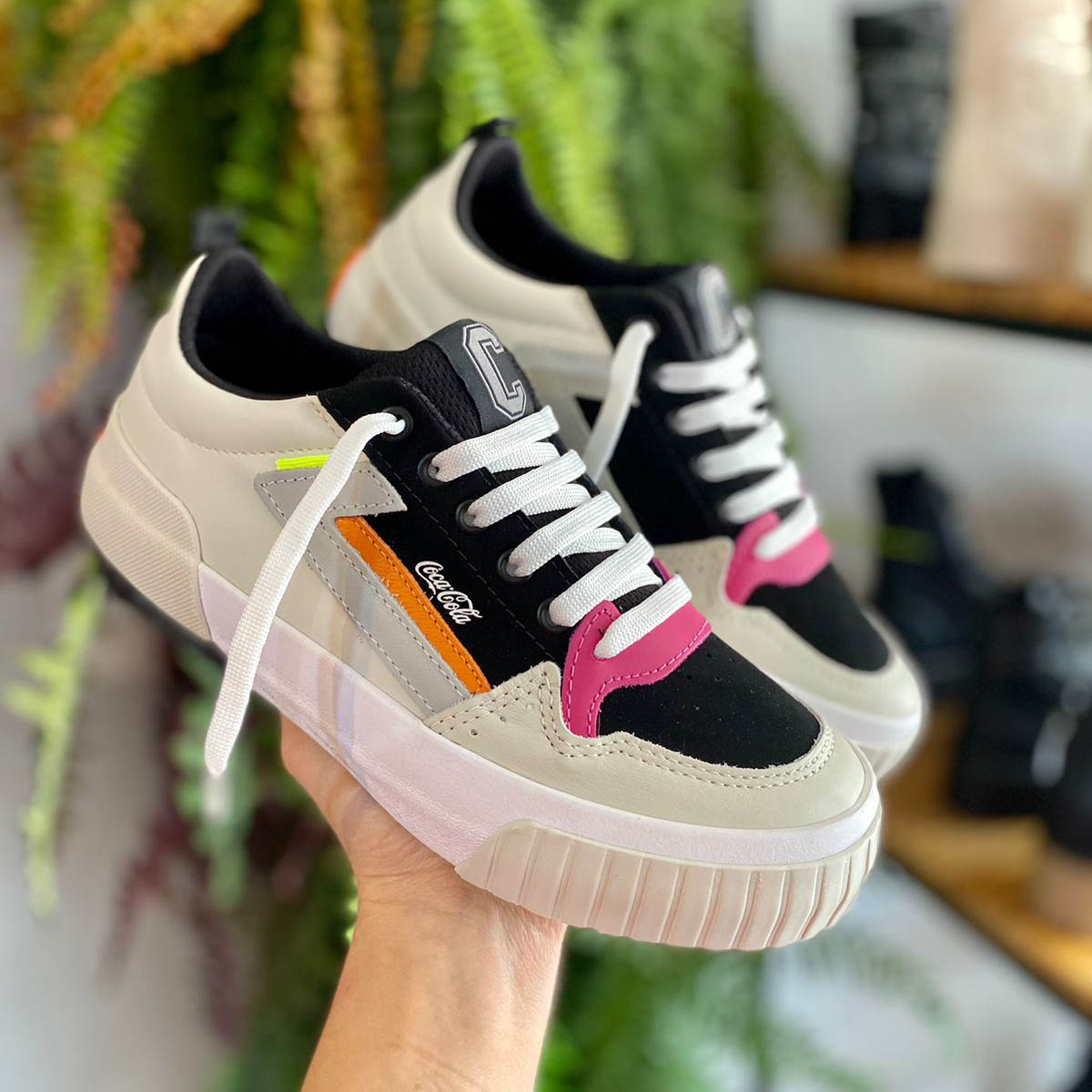 5 Tendências de Tênis Licenciados para Mulheres em 2024; Como Combinar Tênis Coca-Cola com Looks Casuais; Guia de Tamanhos: Tênis Femininos Coca-Cola; História da Colaboração Coca-Cola x Moda; Cuidados e Manutenção de Tênis de Couro Coca-Cola