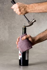 como abrir vinho sem saca rolha