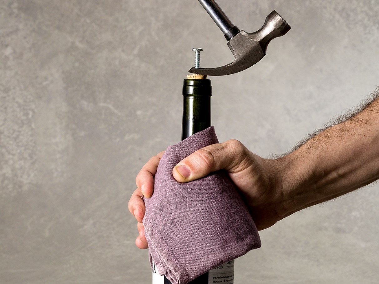 erros comuns ao tentar abrir vinho sem saca rolha