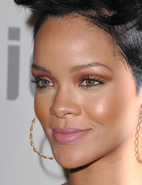 como aplicar iluminador maquiagem dia pele morena