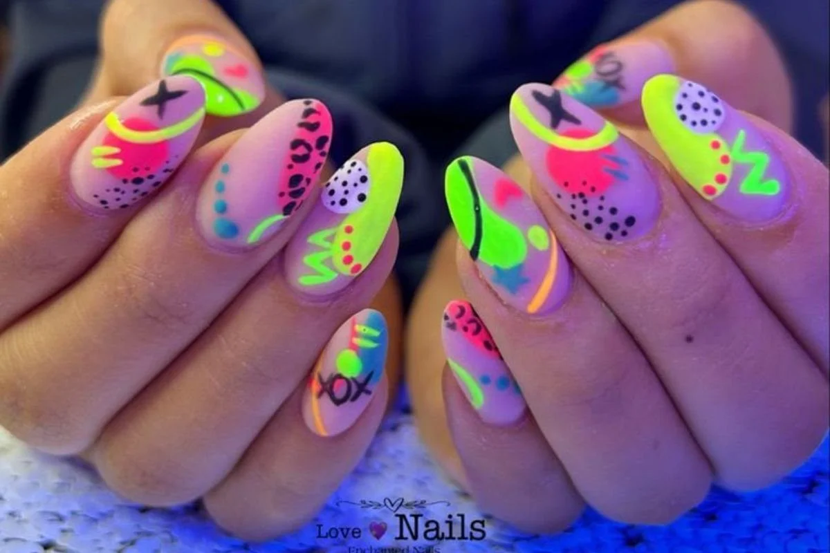 como aplicar pó neon em unhas de gel