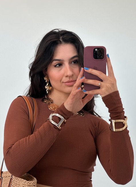 bracelete dourado sobre a manga
