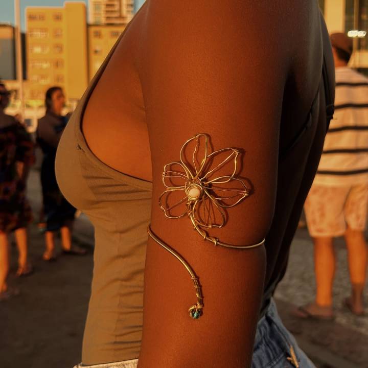bracelete dourado para festa