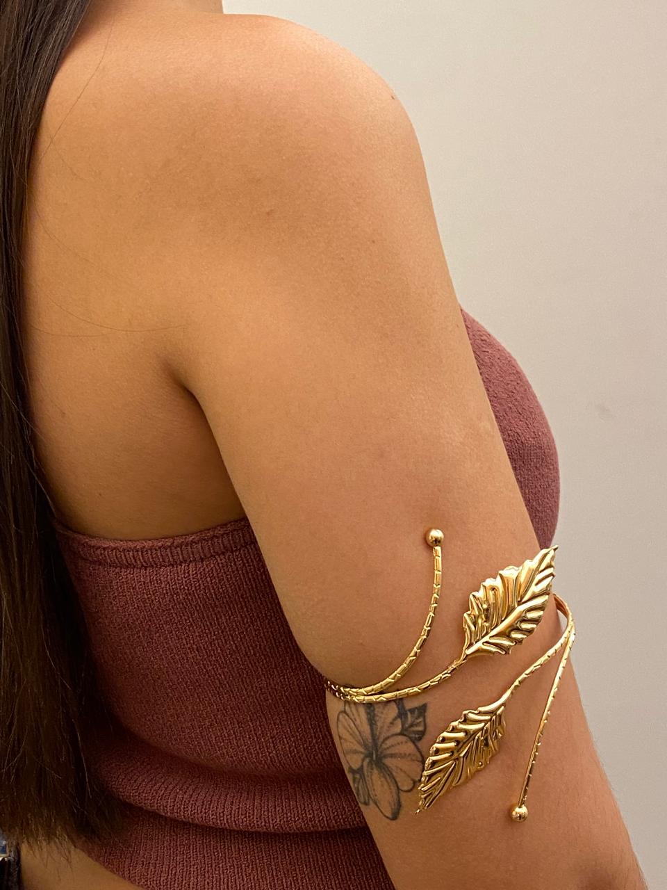 bracelete dourado com pedras