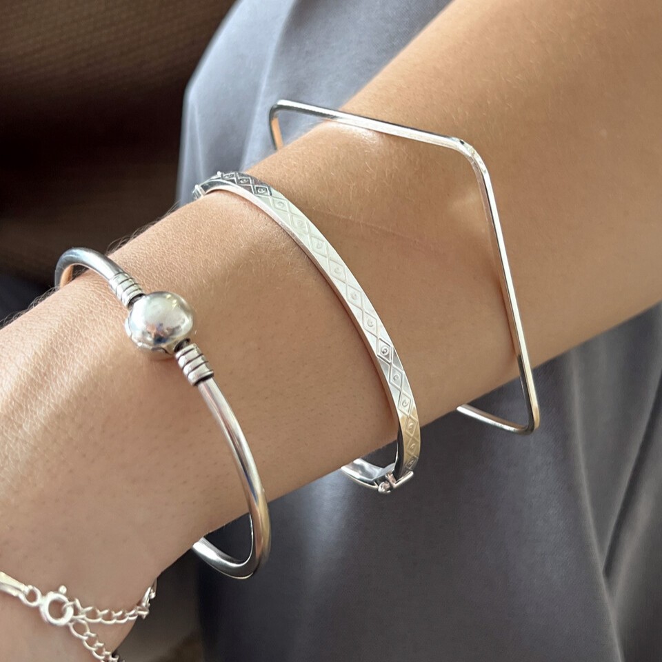 bracelete prateado feminino minimalista