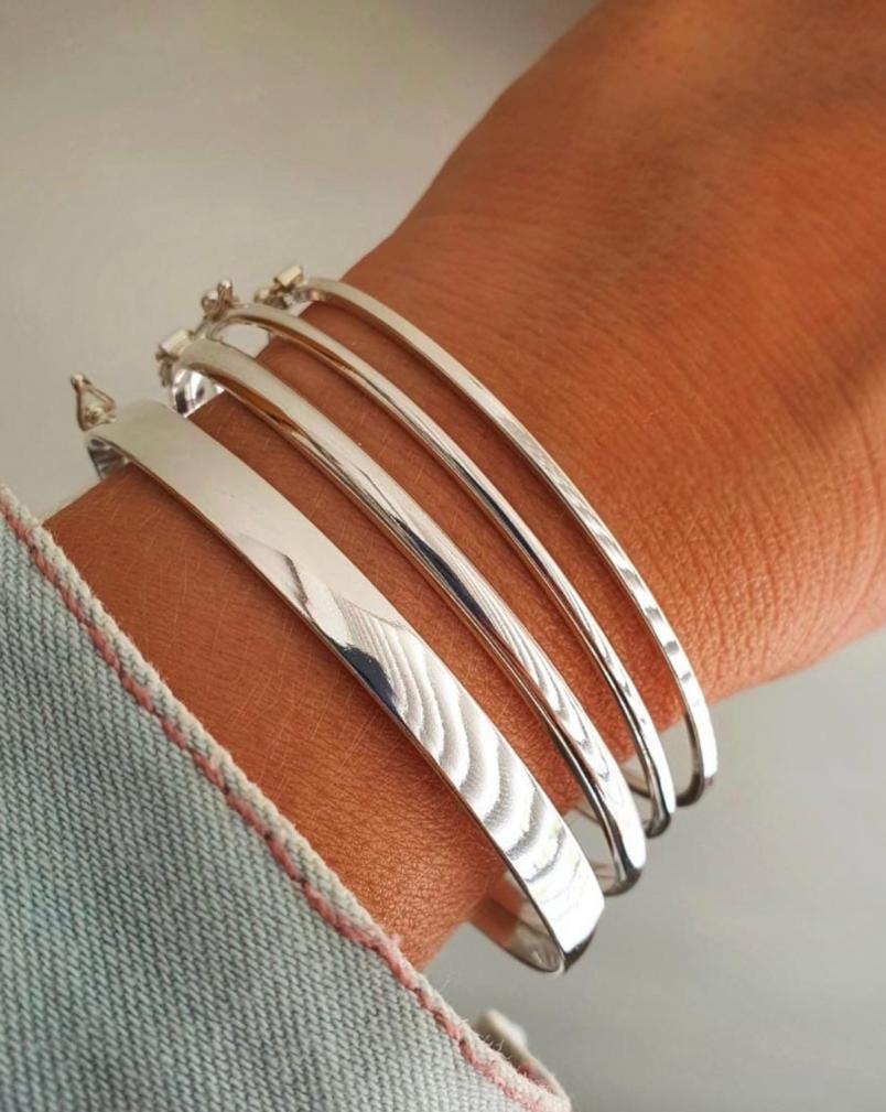 bracelete prateado feminino com texturas variadas