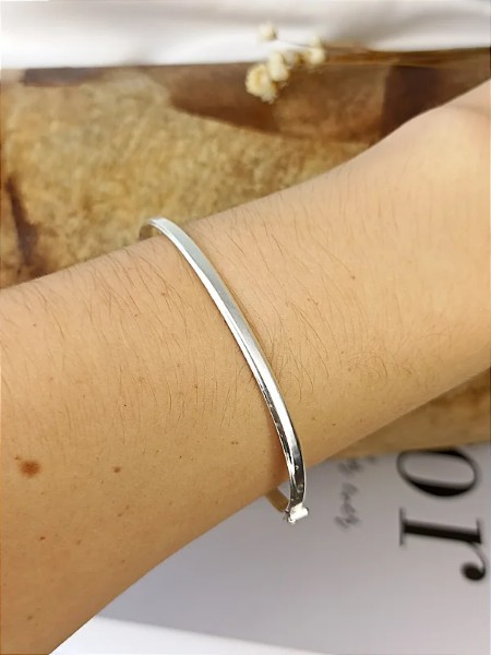 bracelete prateado feminino com design de folha