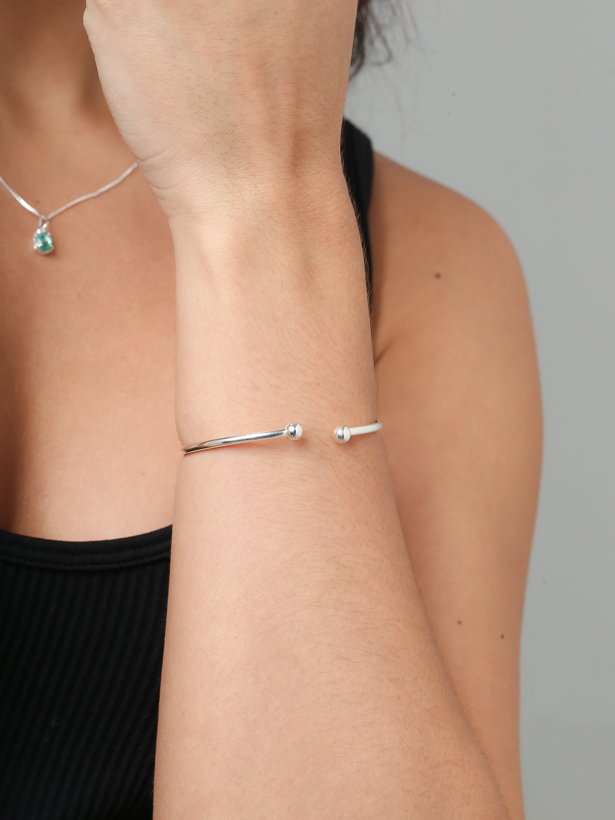 bracelete prateado feminino de espessuras diferentes