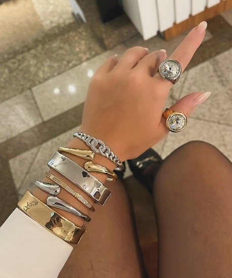 bracelete prateado feminino fino com relógio