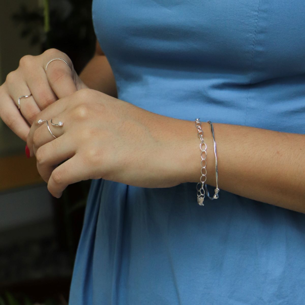 bracelete prateado feminino no antebraço