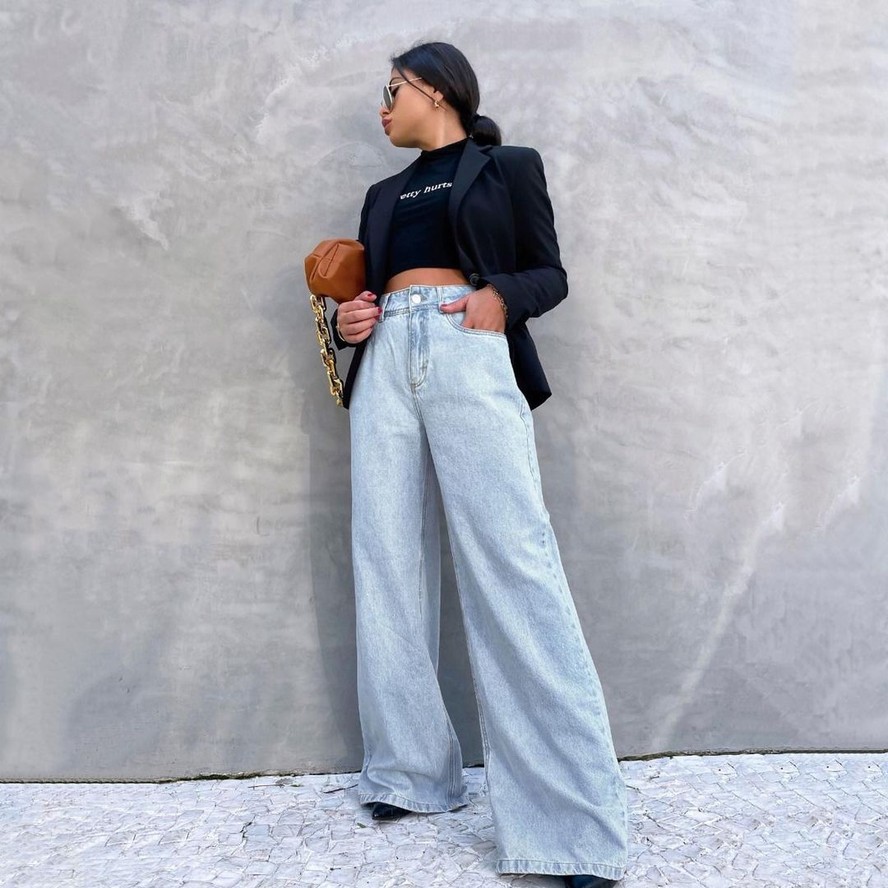 calça wide leg jeans ou alfaiataria com t-shirt oversized