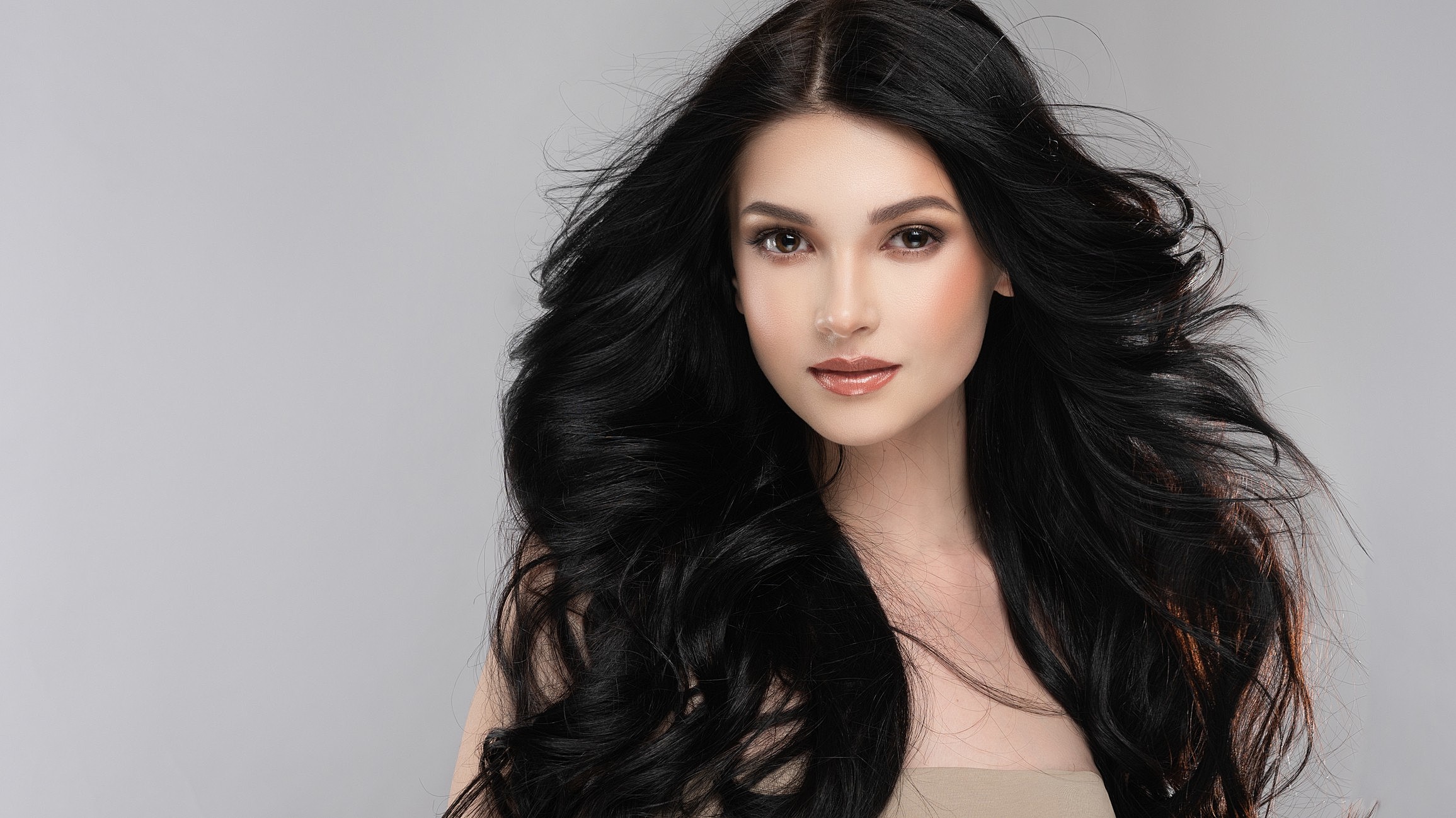 Guia Completo: Como Usar Henna para um Cabelo Preto Duradouro; Café e Chocolate no Cabelo: A Receita Secreta para Fios Mais Escuros; Chás Escuros para o Cabelo: Escureça os Fios de Forma Natural e Progressiva; Óleos e Ervas para Cabelo Preto: Rícino