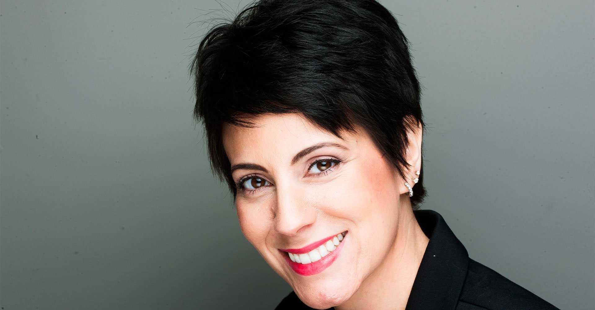 Guia Completo: Como Usar Henna para um Cabelo Preto Duradouro; Café e Chocolate no Cabelo: A Receita Secreta para Fios Mais Escuros; Chás Escuros para o Cabelo: Escureça os Fios de Forma Natural e Progressiva; Óleos e Ervas para Cabelo Preto: Rícino