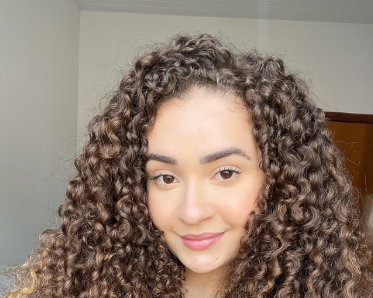 5 ideias de títulos:
1. Gel de Linhaça: O Segredo Natural para Cachos Definidos e Hidratados
2. Diga Adeus aos Fios Rebeldes: Gel de Maisena Caseiro para um Acabamento Perfeito
3. Fixação Poderosa e Natural: Descubra o Gel de Gelatina Incolor para Cabelos
4. Guia Completo: Como Fazer e Usar Géis Naturais para Cabelo em Casa
5. Cabelos Saudáveis e Estilizados: Benefícios dos Géis Caseiros de Linhaça