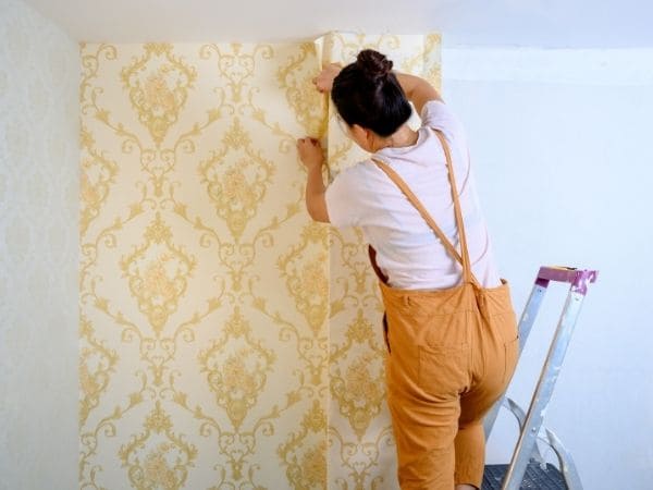 como instalar papel de parede adesivo