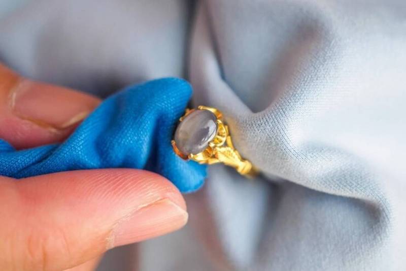 como limpar brinco de ouro com pedra