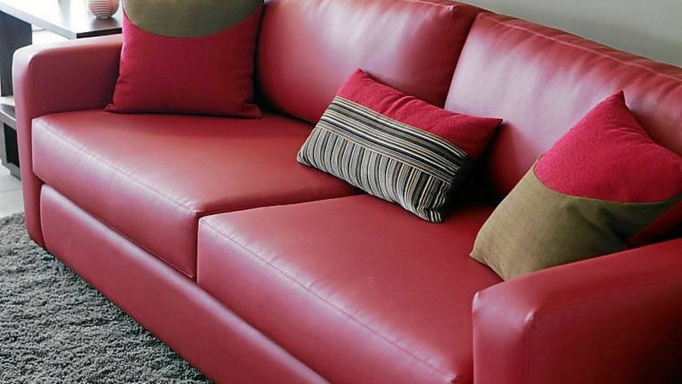 Comparativo: Detergente Neutro vs. Sabão de Coco na Limpeza de Sofás