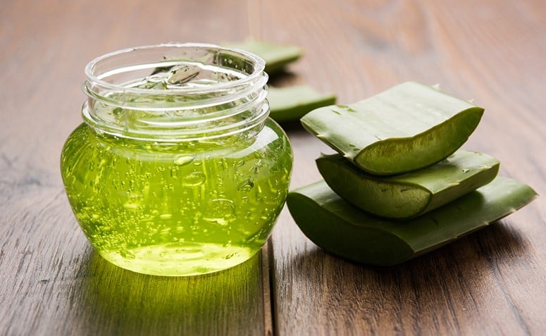 como passar babosa no rosto