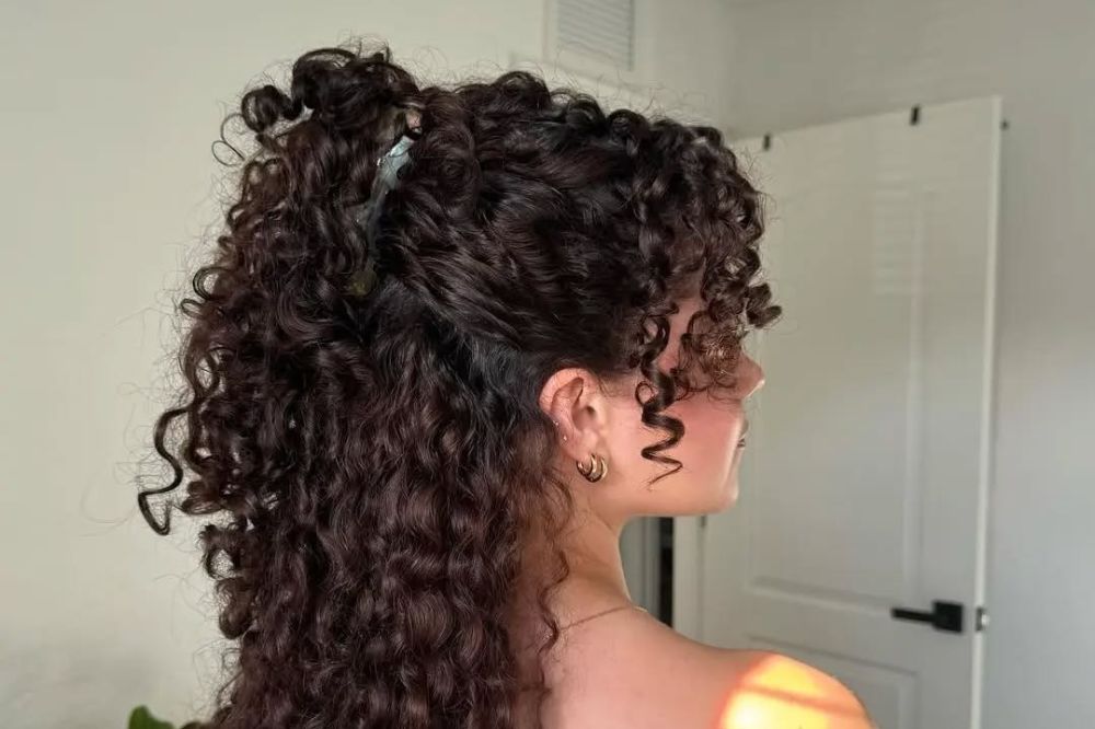 como prender o cabelo cacheado