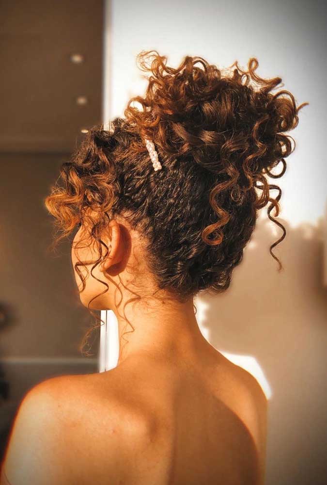 como prender o cabelo cacheado