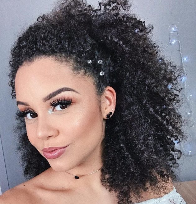 Prendedor Banana: O Acessório Indispensável para Cabelos Cacheados