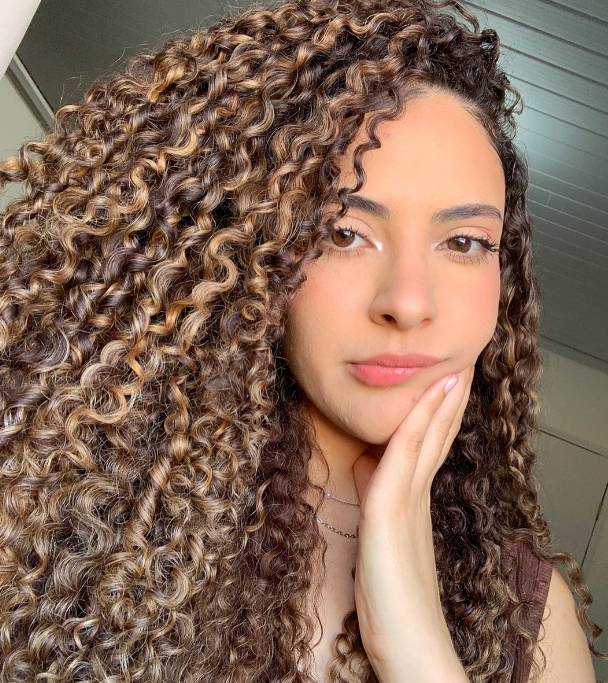 Penteados para Cabelos Cacheados na Academia: Proteção e Estilo