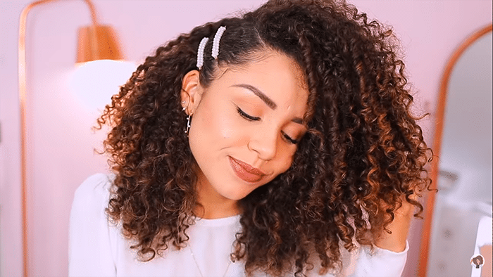 Penteados para Cabelos Cacheados na Academia: Proteção e Estilo