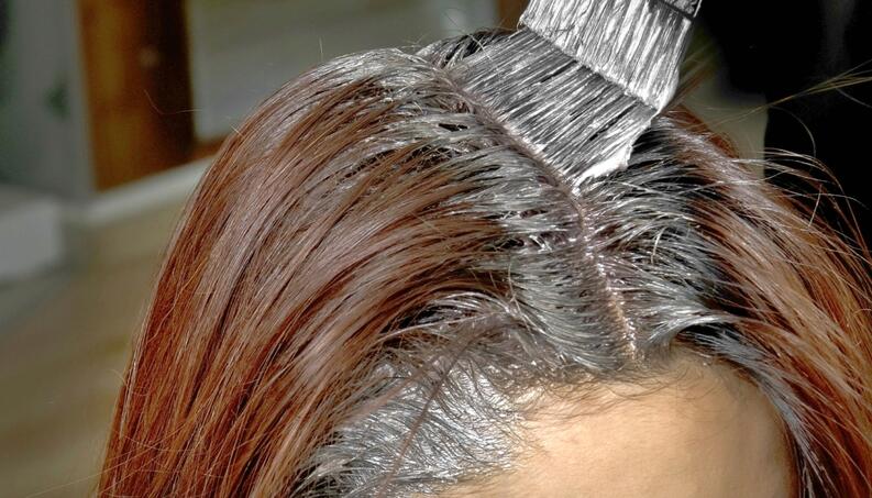 Guia Completo: Como Escolher o Tom Certo para Retocar a Raiz Branca em Cabelos com Mechas