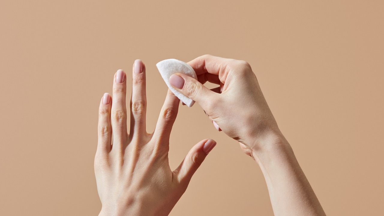 erros comuns ao tirar esmalte em gel em casa
