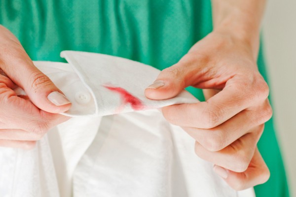 Guia completo para remover manchas de sangue de roupas brancas
