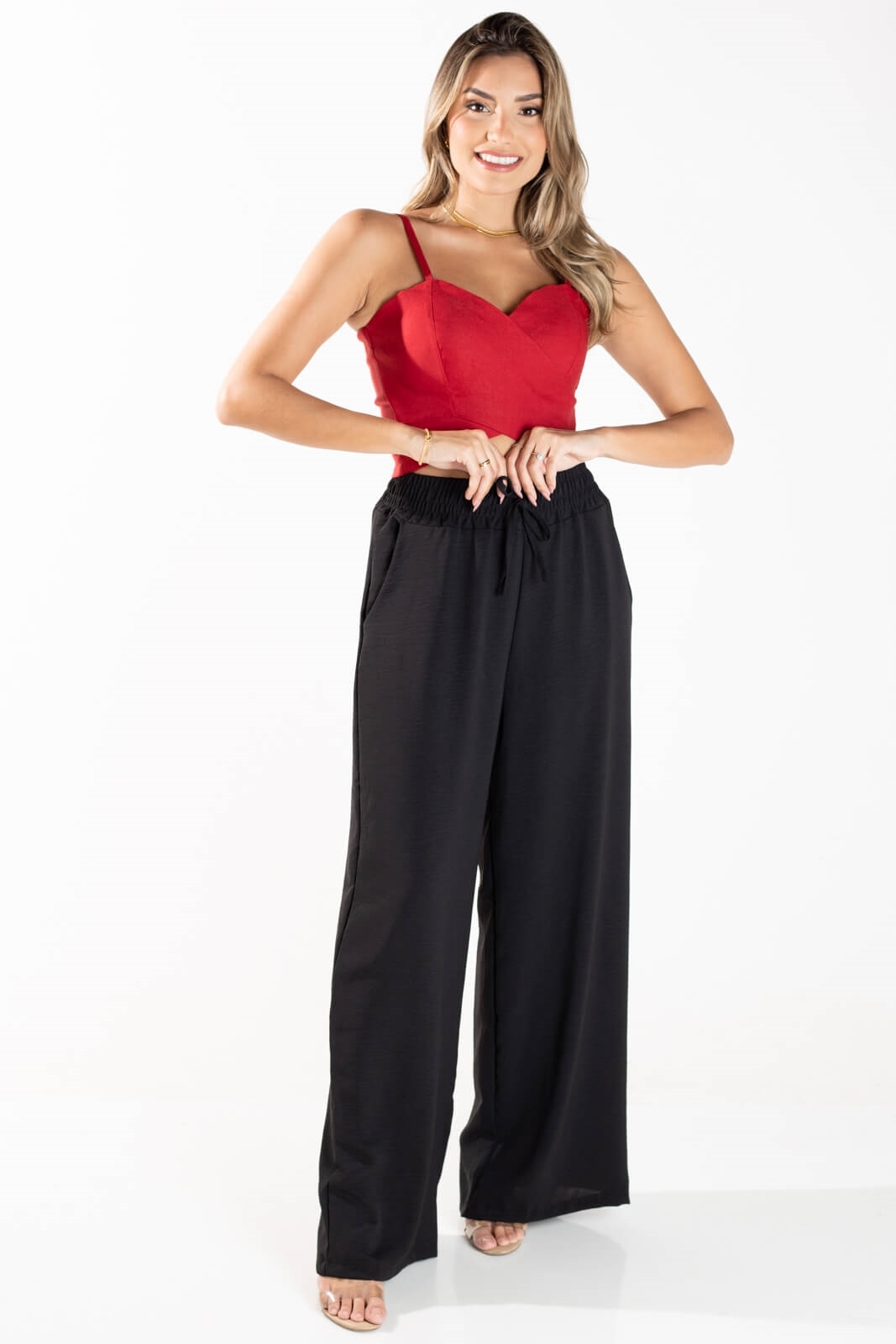 inspiração de looks com calça pantalona estampada