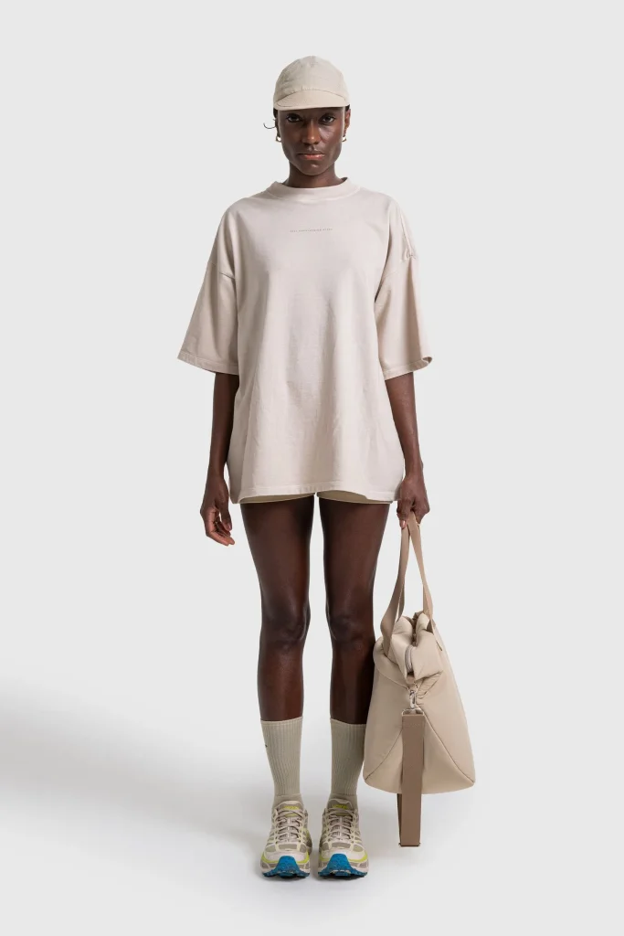 combinar camiseta oversized com saia