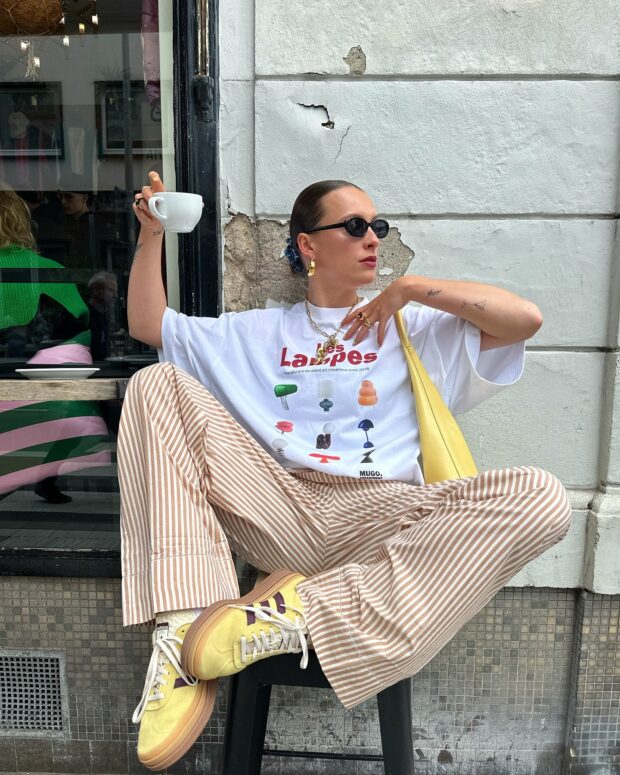 combinar camiseta oversized com saia