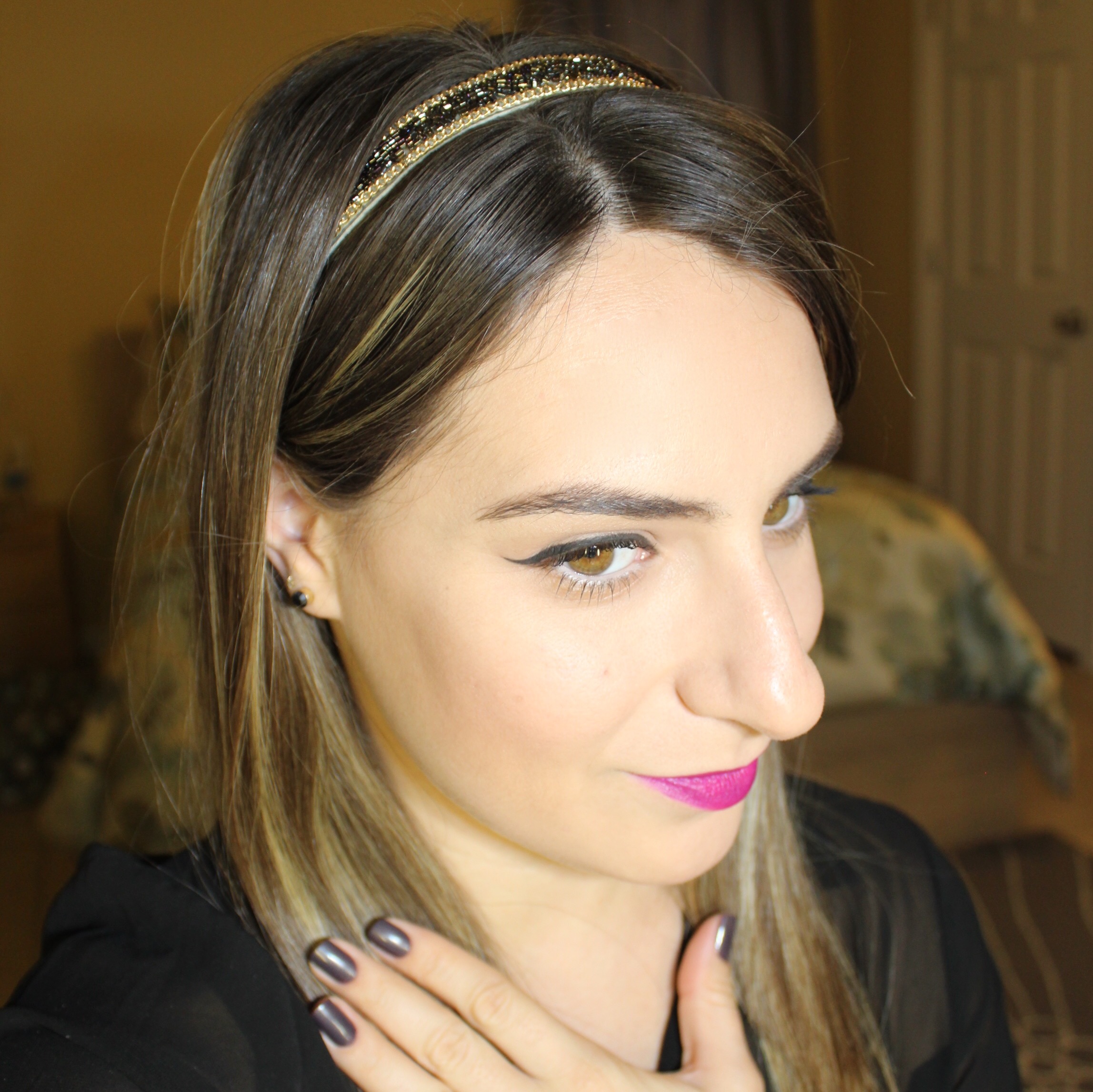 5 maneiras criativas de usar tiara com franja
Como a tiara pode transformar seu look com franja
Franja falsa: o truque da tiara para um visual novo
Guia definitivo: tiaras para cada tipo de franja
Estilos de tiara que combinam com franja: do romântico ao moderno