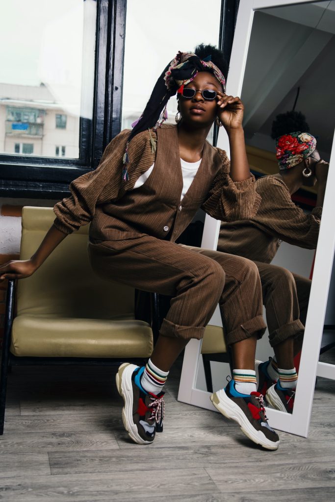 looks com tênis conga