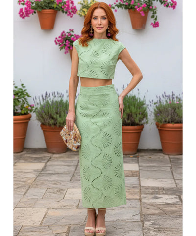 Conjunto cropped e saia curta