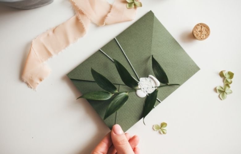 convite de casamento com acabamento em dourado