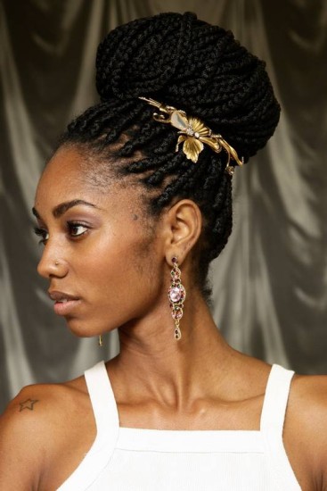 Como Fazer um Coque Despojado Perfeito em Cabelos Cacheados